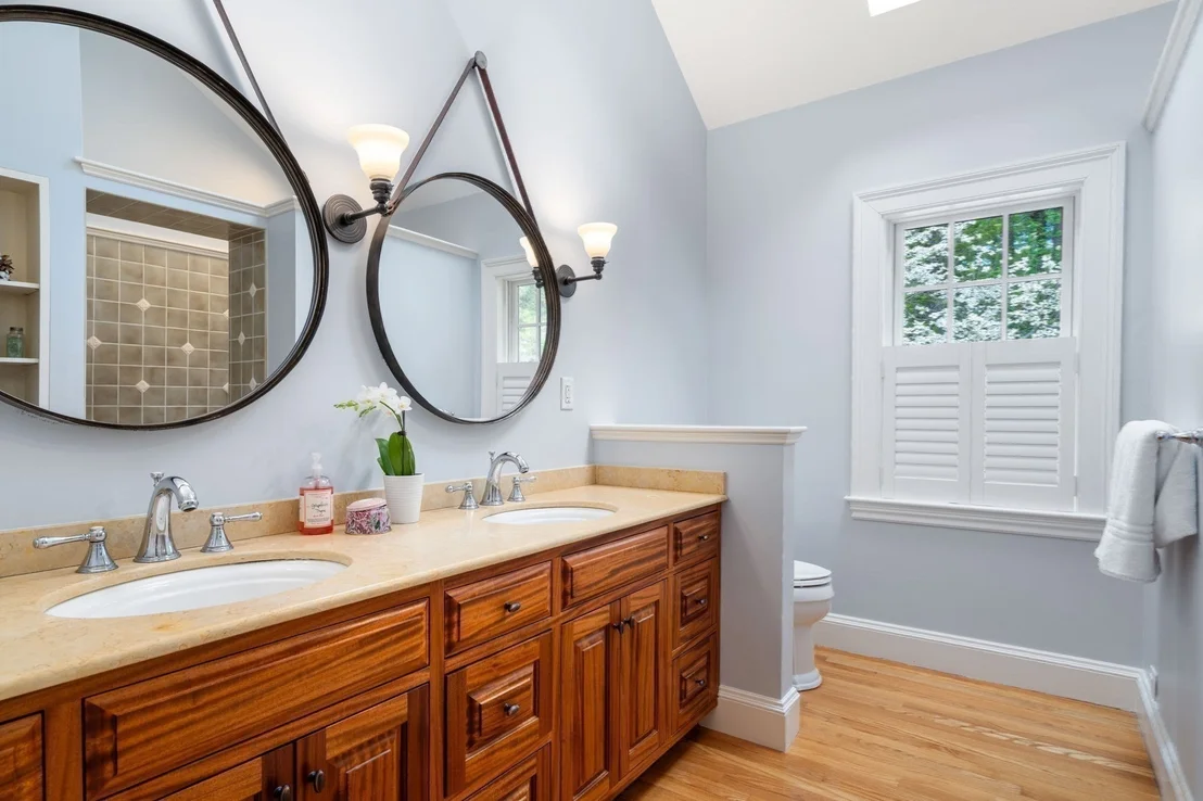 Photo of 1172 Lowell Rd