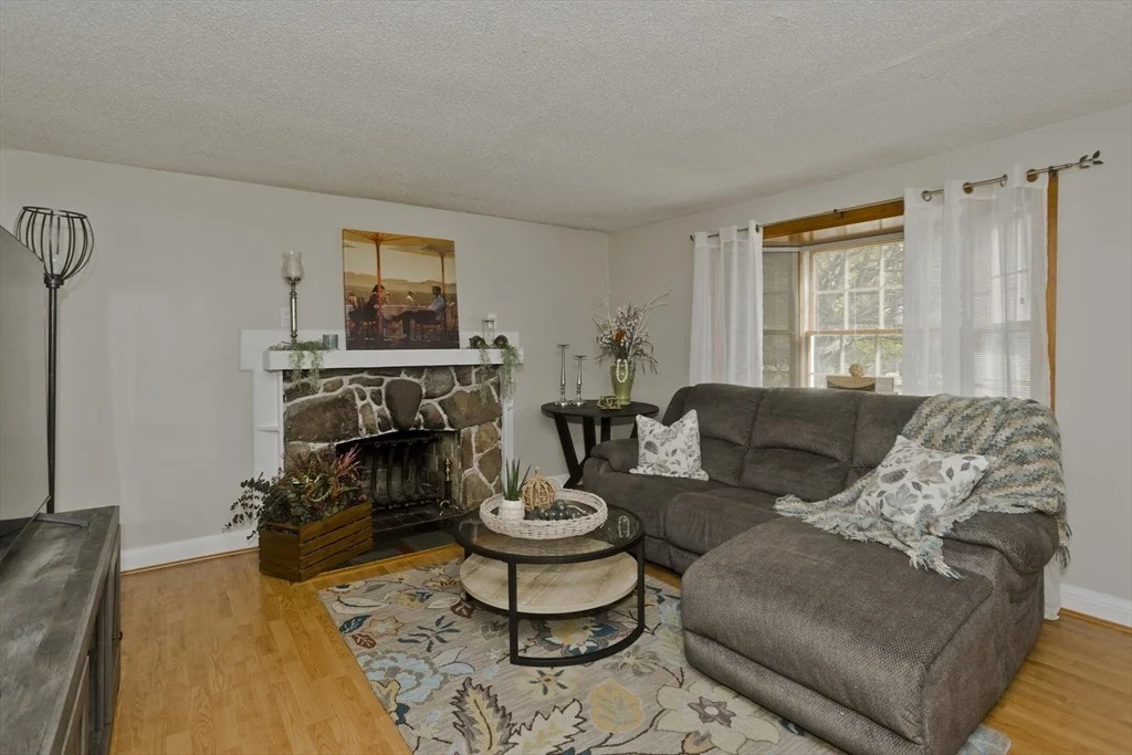 Photo of 351 Apremont Hsy