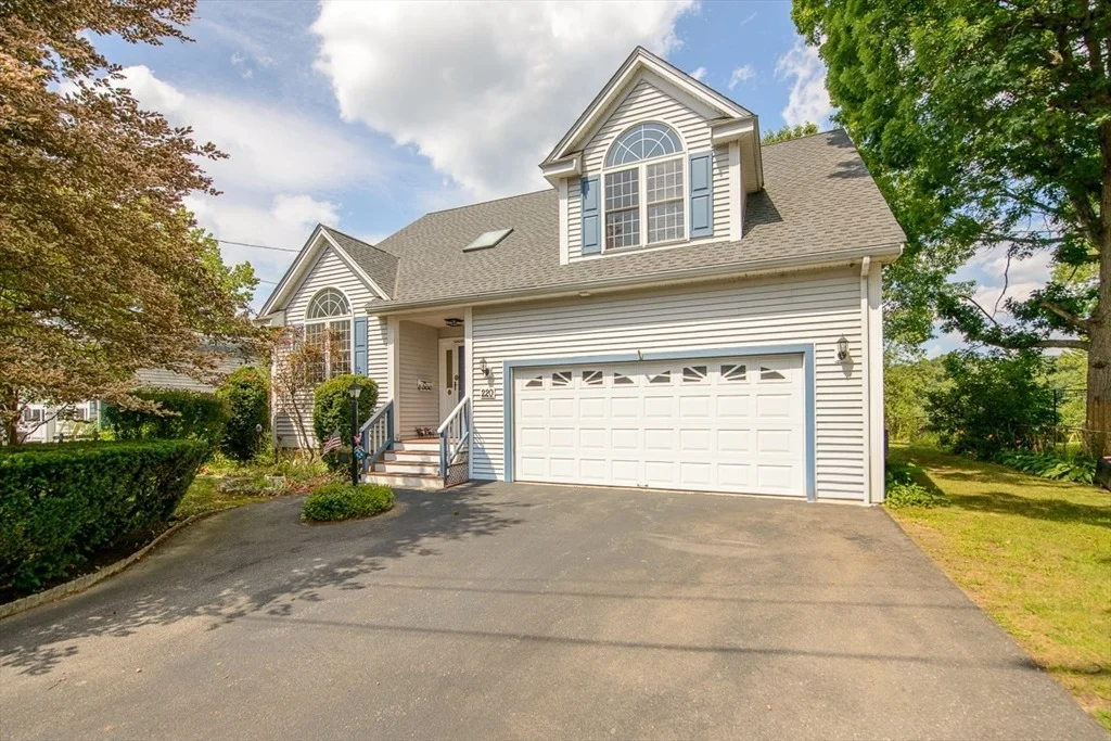 Photo of 220 River Rd