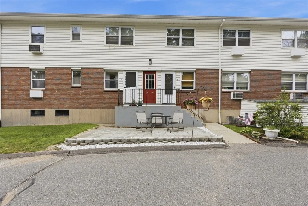 Photo of Unit A at 119 Colonial Cir