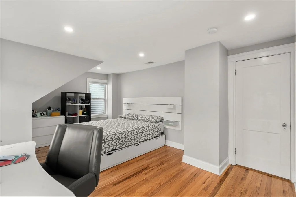 Photo of 48 Bettinson Ave