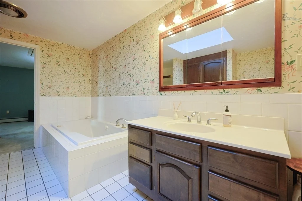 Photo of 587 Common St