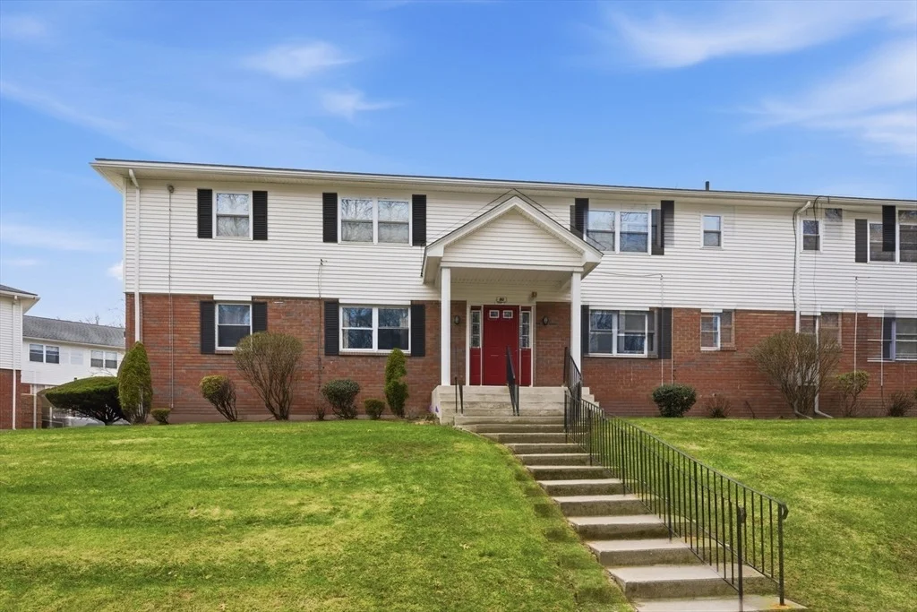 Photo of Unit B at 80 Colonial Cir