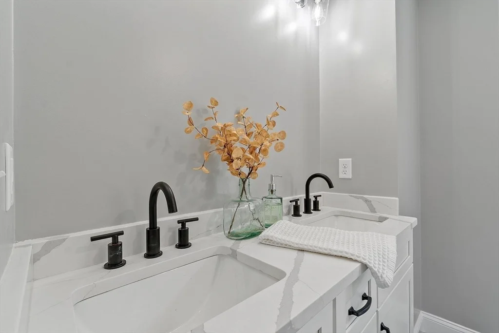 Photo of 383 Delano Rd