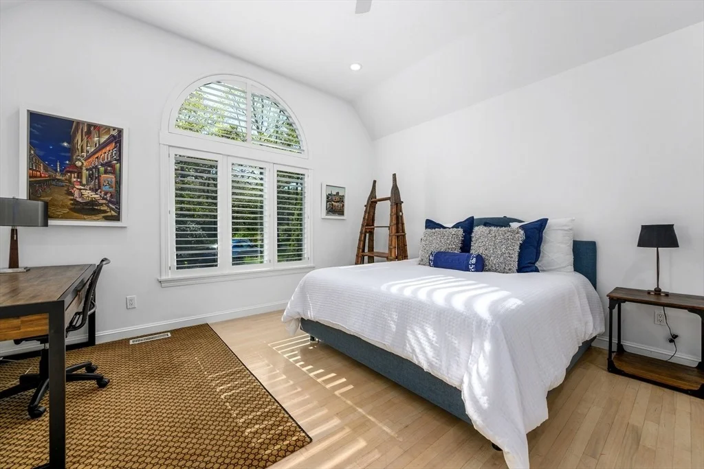 Photo of 131 Dunrobin Road