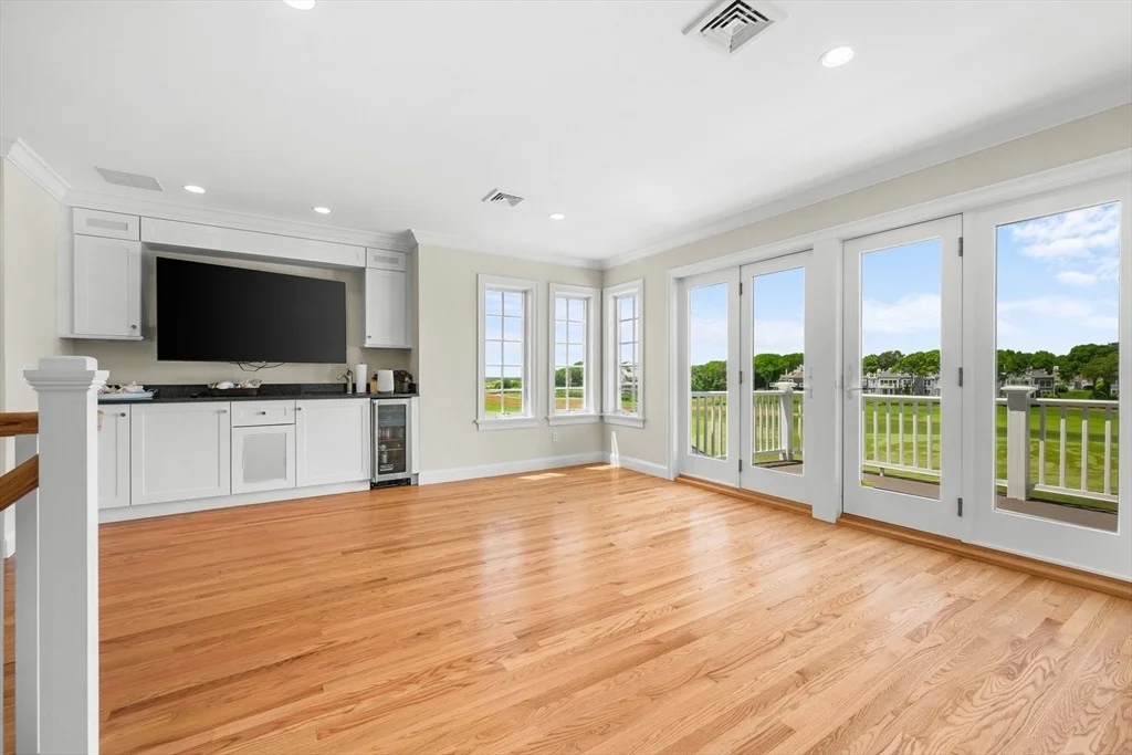 Photo of 129 Shore Dr W