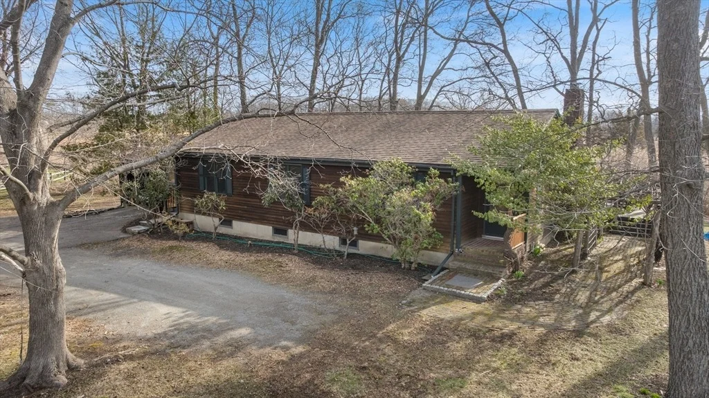 Photo of 33 Jeffreys Neck Rd