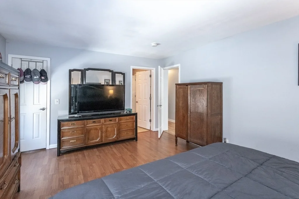 Photo of 497 Riverside Dr