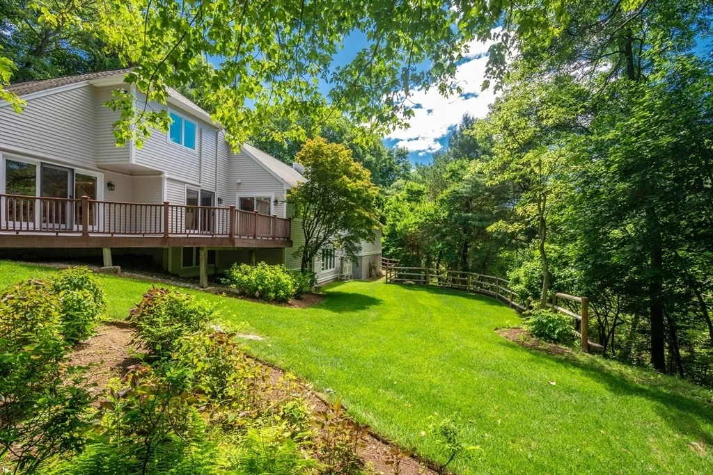 Photo of 15 Fieldstone Dr