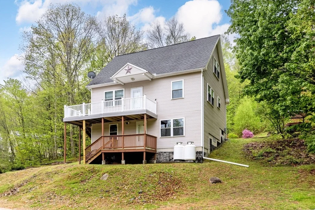 Photo of 302 Middlefield Rd