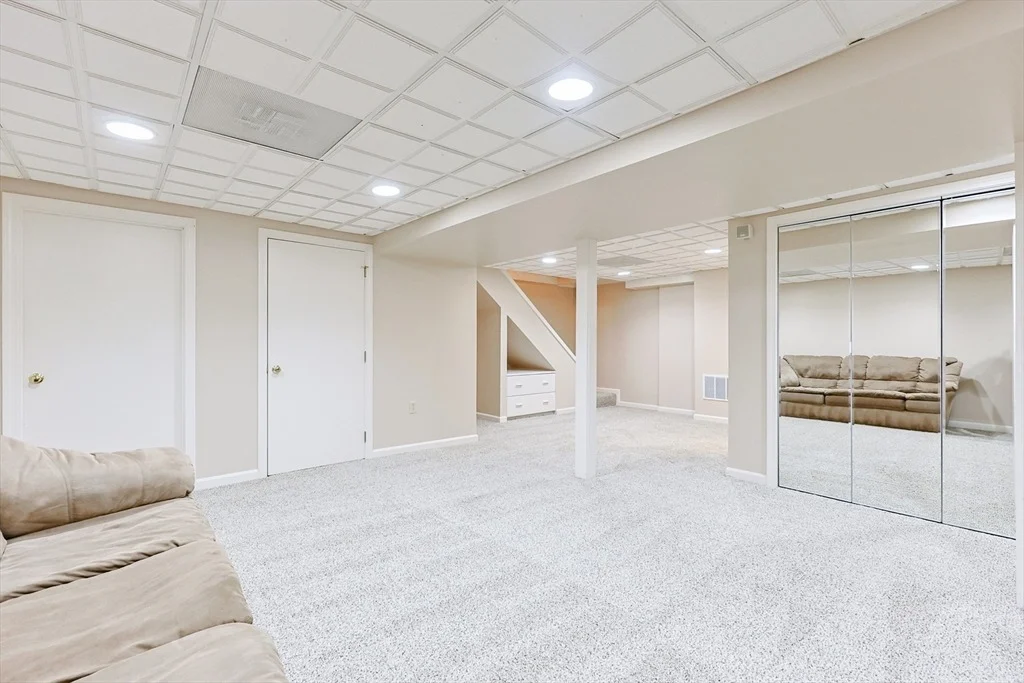 Photo of 18 Sherborne Cir