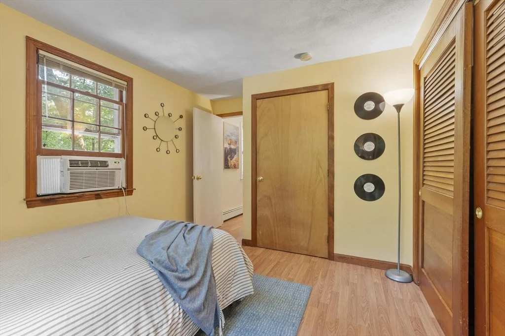 Photo of 215 Middle Rd