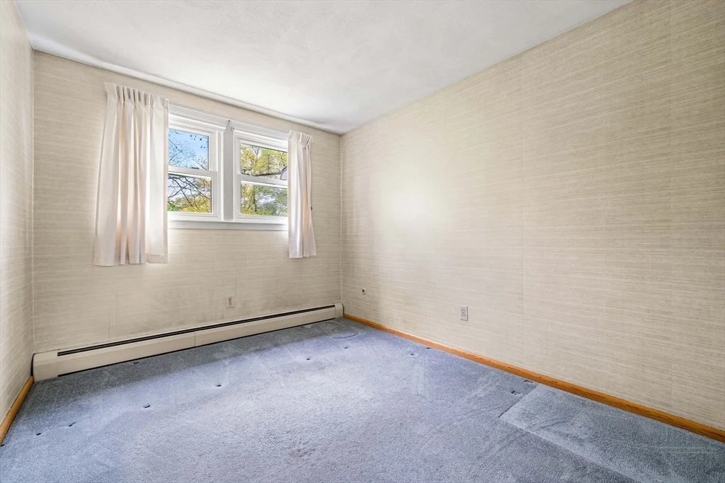 Photo of 11 Dadant Dr