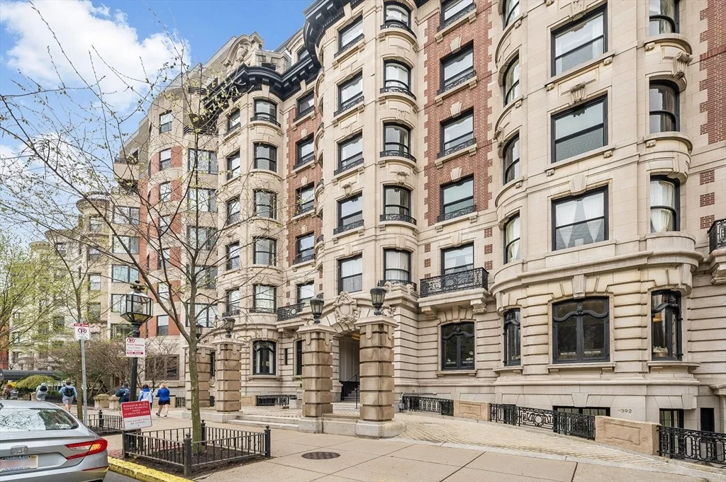 Photo of Unit 607 at 390 Commonwealth Avenue
