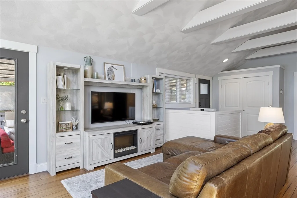 Photo of 91 Lakeshore Drive