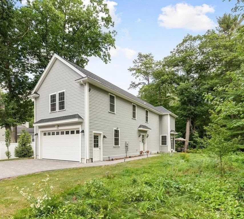 Photo of 1295 Main St