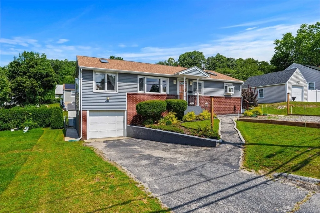Photo of 905 Riverside Dr