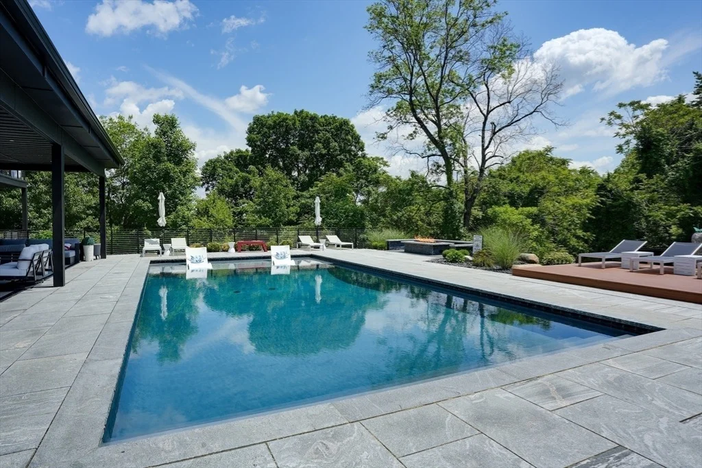 Photo of 556 Middle Road