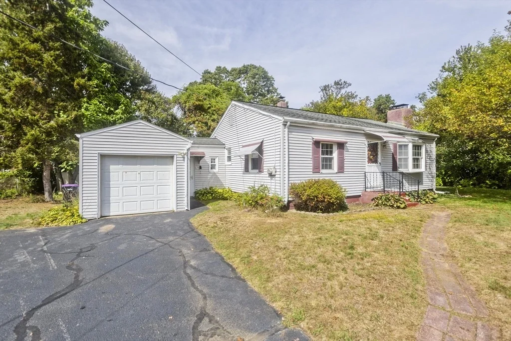 Photo of 351 Apremont Hsy