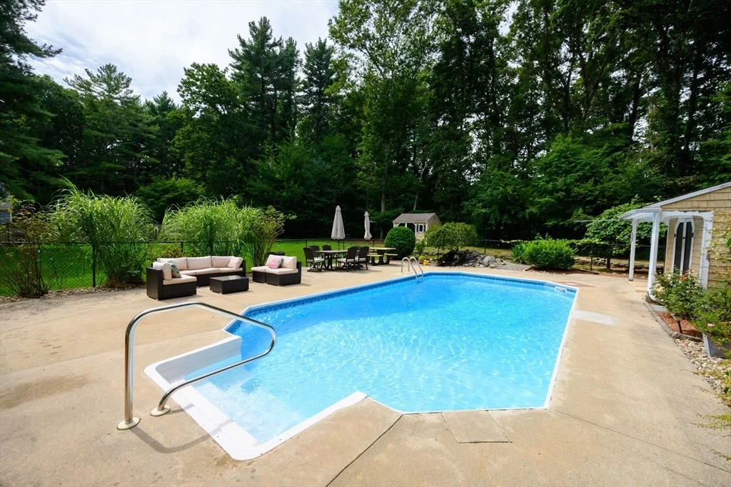 Photo of 86 Edgewater Dr