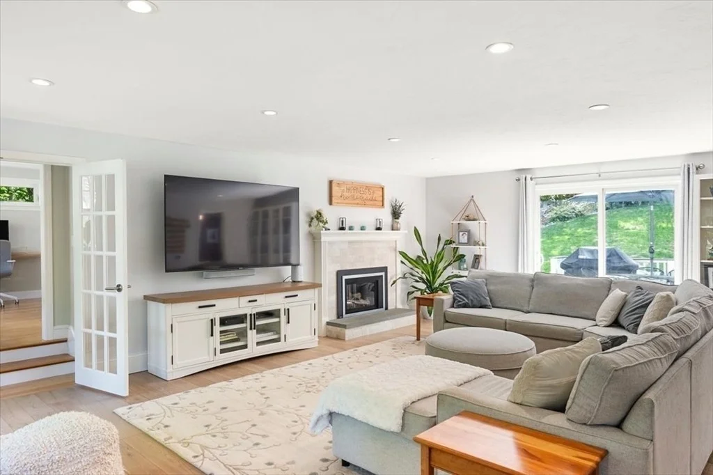 Photo of 9 Running Brook Cir