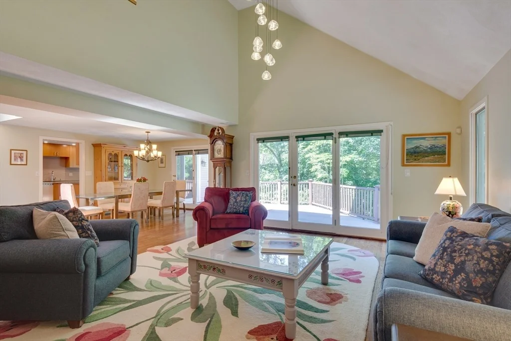 Photo of 15 Fieldstone Dr