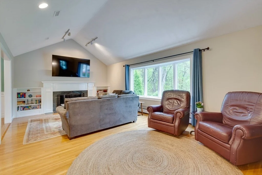 Photo of 732 Salem End Rd