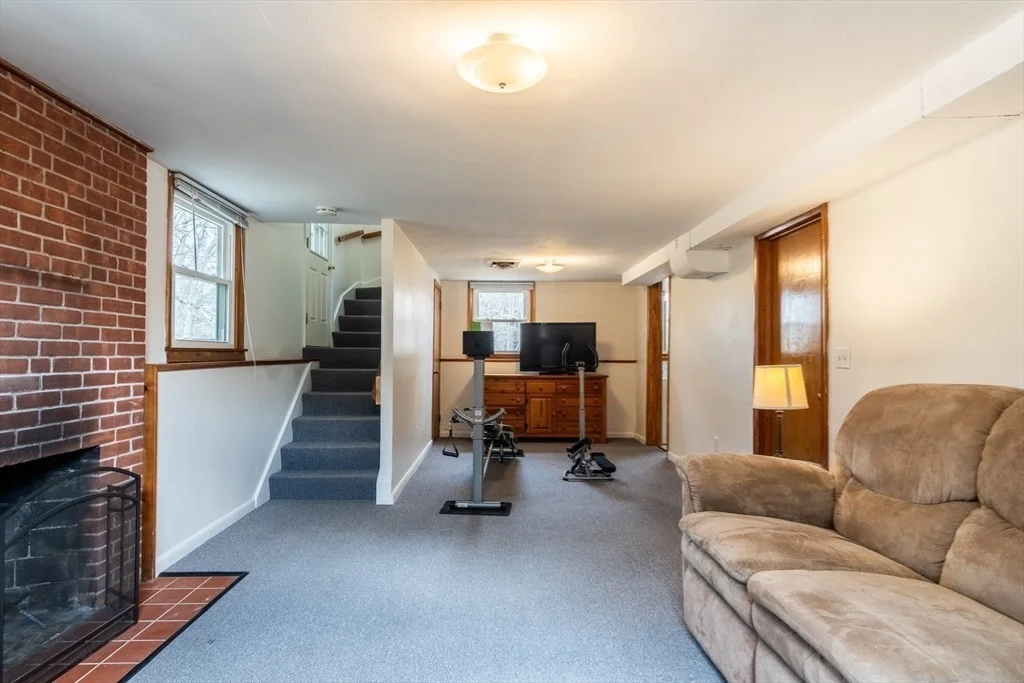 Photo of 2 Linwood Dr