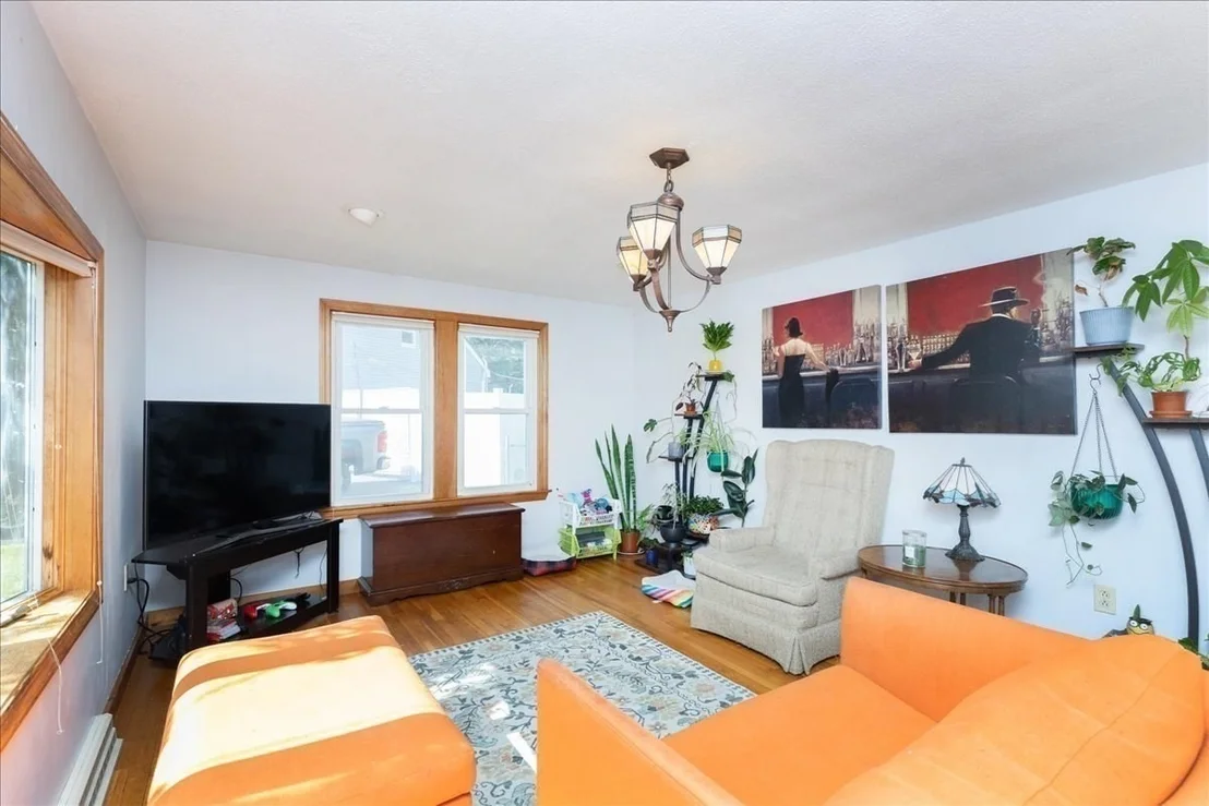 Photo of 43 Crestwood Cir