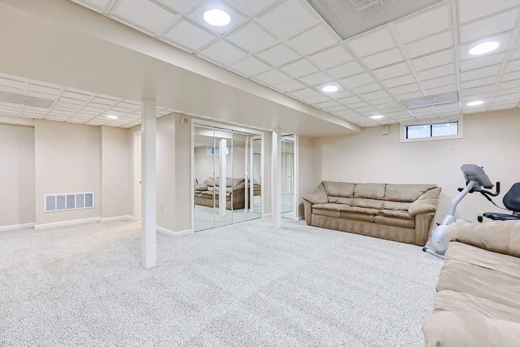 Photo of 18 Sherborne Cir