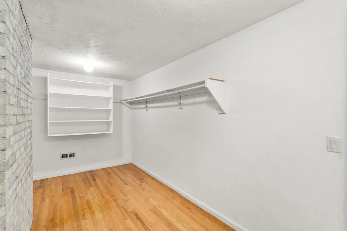Photo of 942 Salem End Road