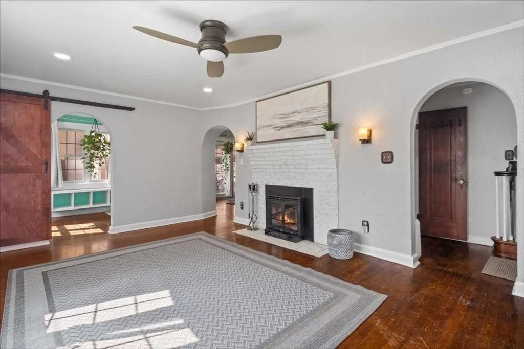 Photo of 860 Pleasant St