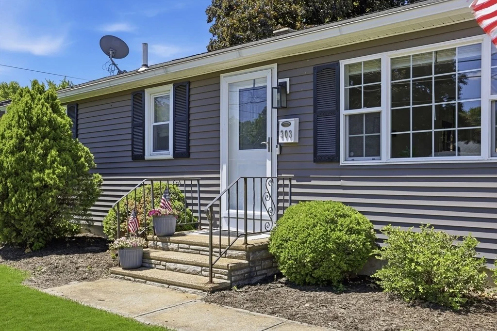 Photo of 303 College St