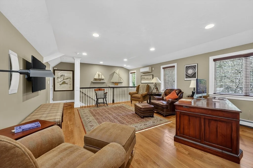 Photo of 37 Mast Hill Rd