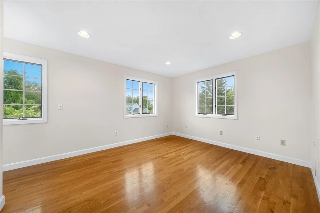 Photo of 4 Meadow Dr
