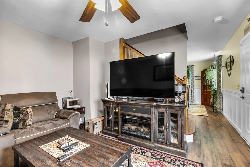 Photo of 302 Middlefield Rd