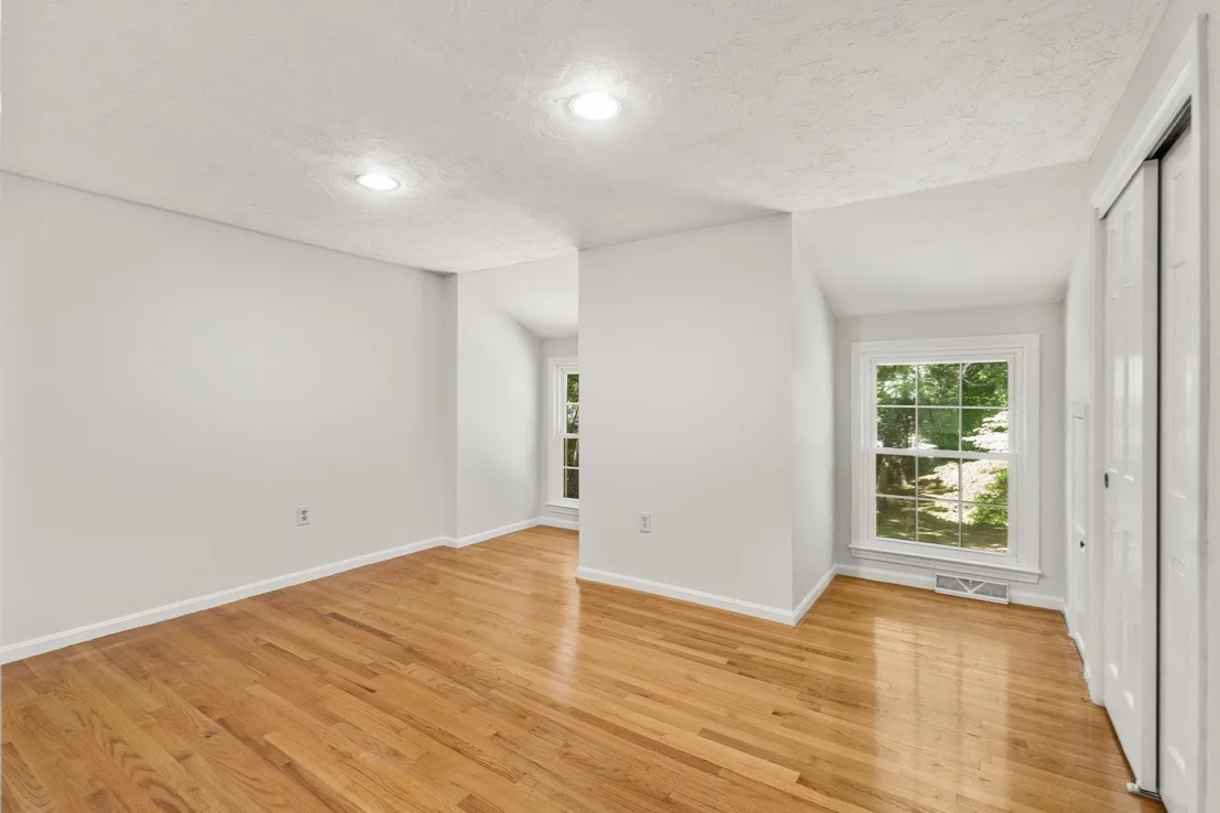 Photo of 942 Salem End Road