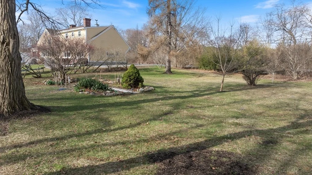 Photo of 33 Jeffreys Neck Rd