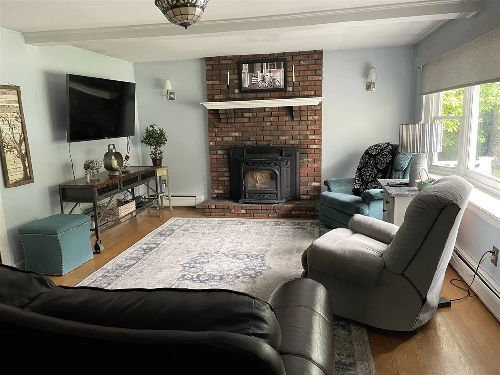 Photo of 6 Jeffrey Ln