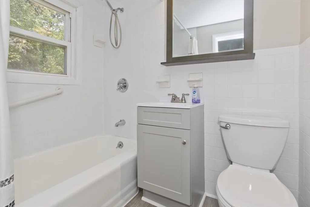 Photo of 351 Apremont Hsy