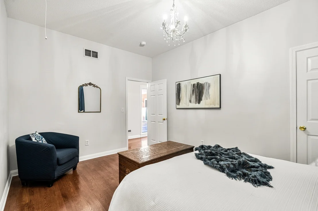 Photo of 1204 Broadway