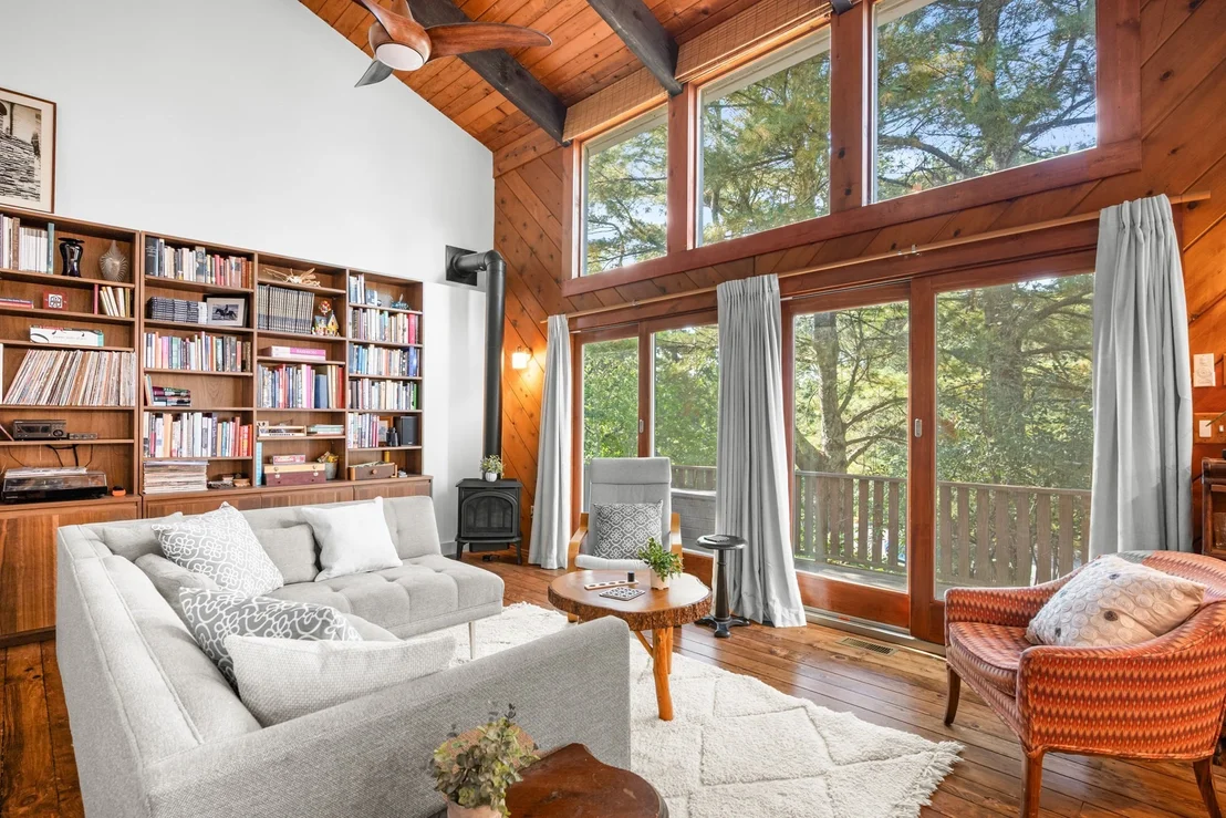 Photo of 136 N Pond Dr
