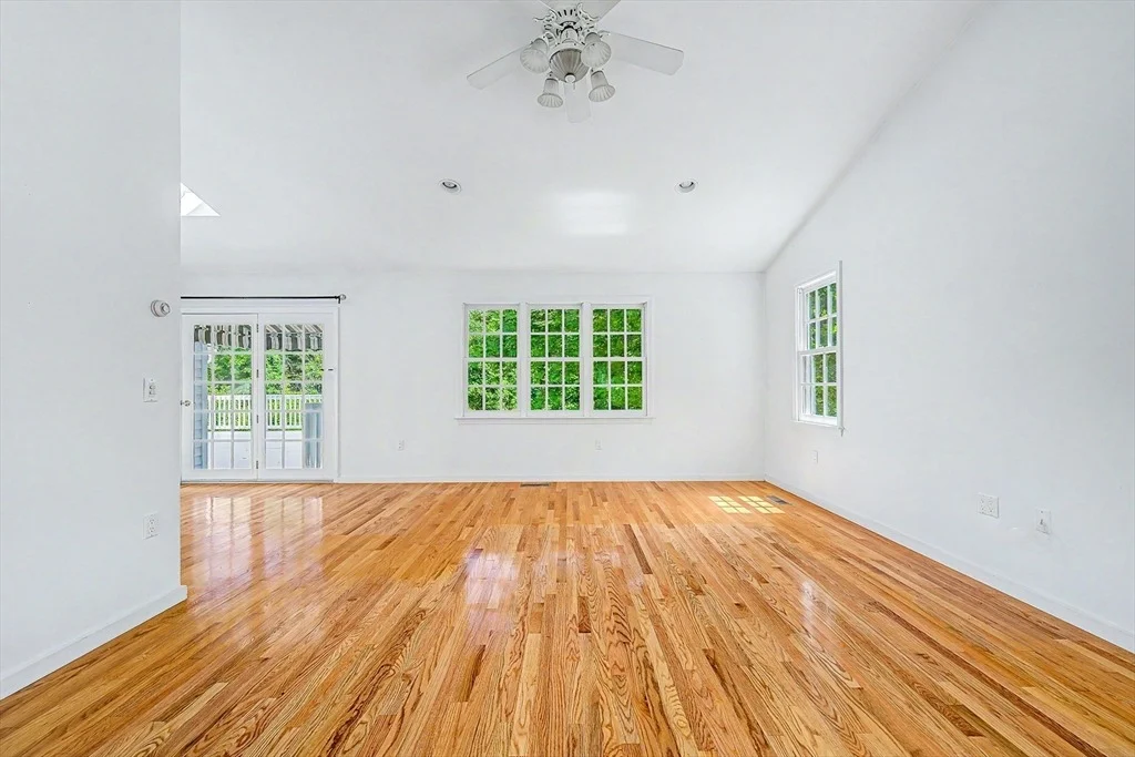 Photo of 355 Boston Rd