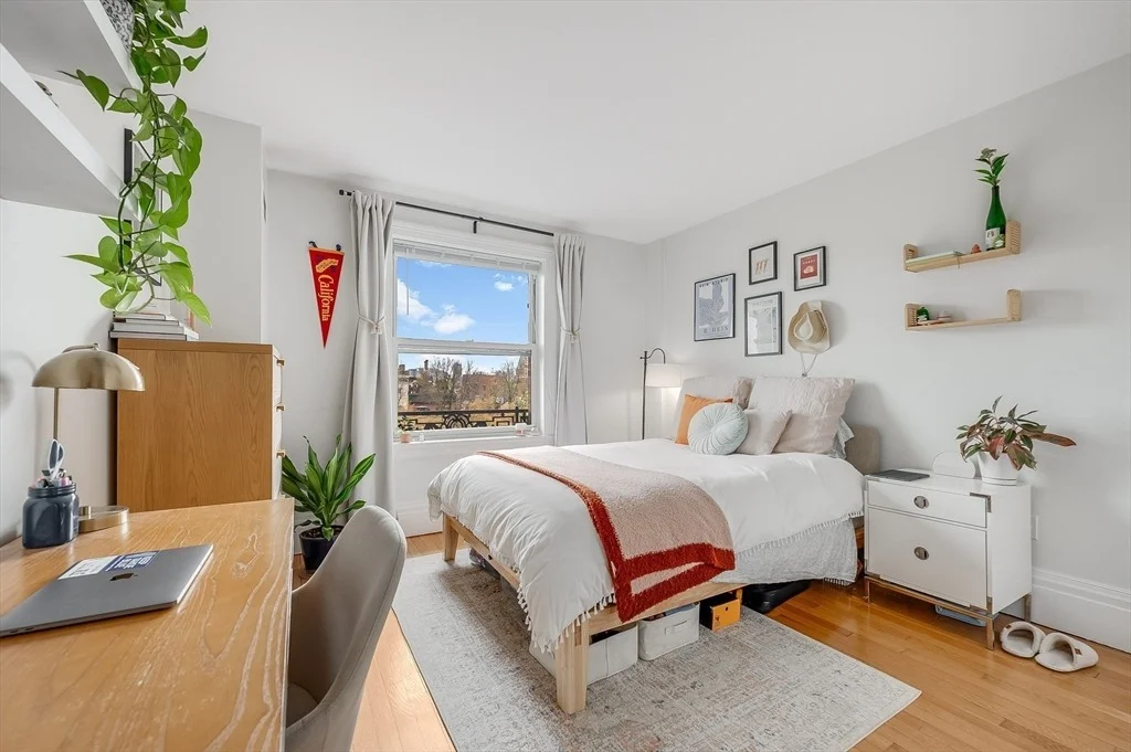 Photo of Unit 607 at 390 Commonwealth Avenue