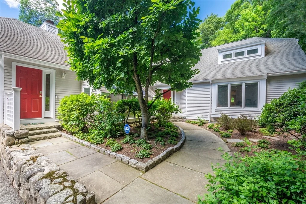 Photo of 15 Fieldstone Dr