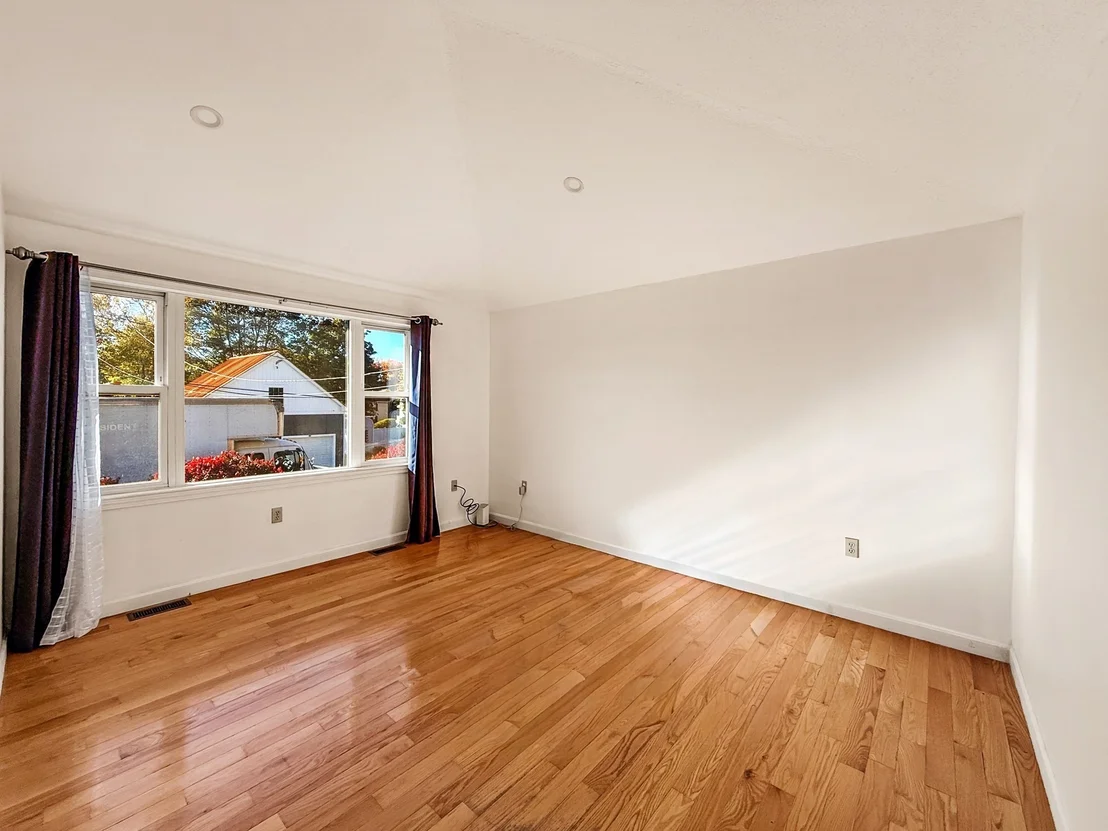 Photo of 23 Iona Ave