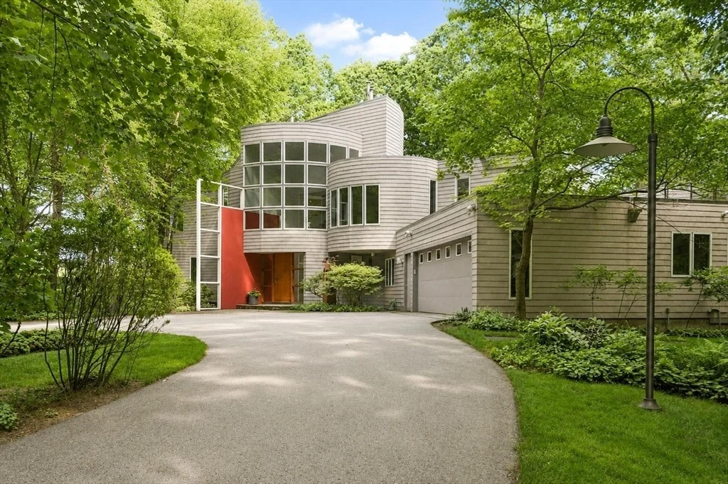 Photo of 389 River Rd