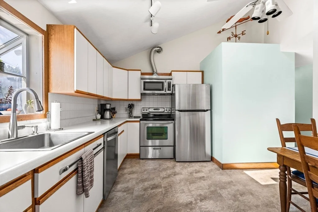 Photo of 905 Riverside Dr