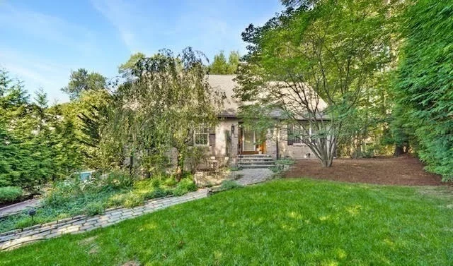 Photo of 10 Lorraine Cir