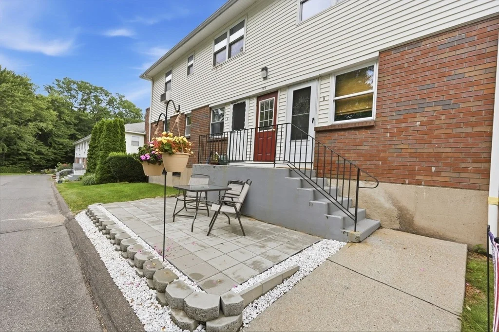 Photo of Unit A at 119 Colonial Cir